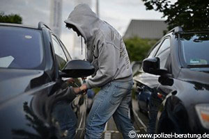 Jemand macht sich an einem Auto zu schaffen (Foto: www.polizei-beratung.de)