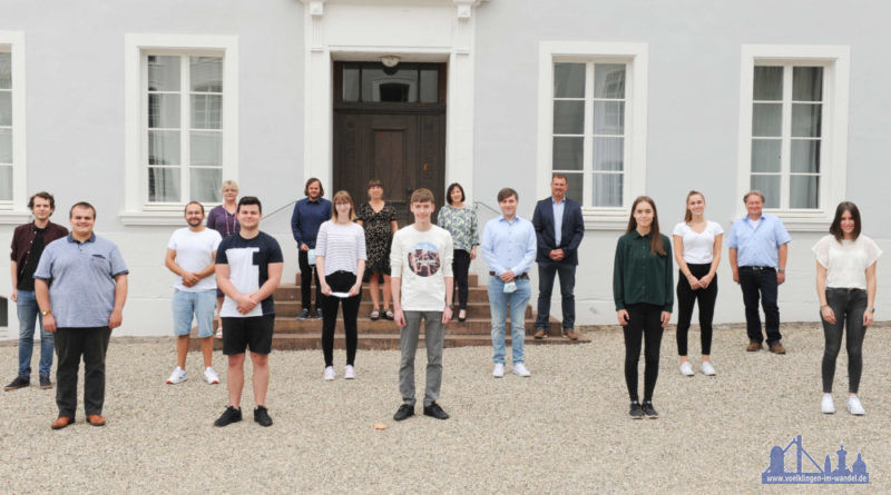 Der Erste Regionalverbands-Beigeordnete Jörg Schwindling (hinterste Reihe, 2.v.r.) begrüßte zusammen mit Dezernentin und Personalamtsleiterin Eva-Maria Lehne-Bernd (l. daneben), sowie weiteren Vertretern der Regionalverbands-Verwaltung, des Personalrates und der Frauenbeauftragten die zehn neuen Auszubildenden, Foto: Stephan Hett/Regionalverband Saarbrücken