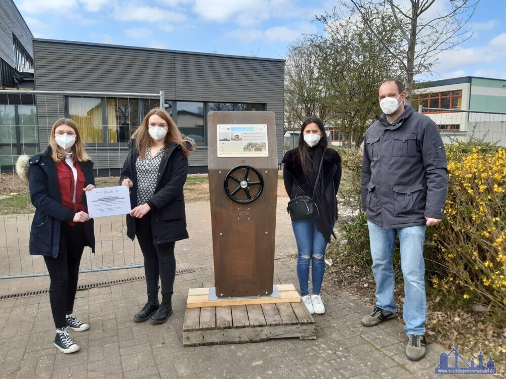 Die Schülerinnen der Graf-Ludwig-Gemeinschaftsschule und ihr Lehrer, Stefan Grimm, bei der Bescheid-Übergabe (Foto: Stadt Völklingen, W. Paquet)