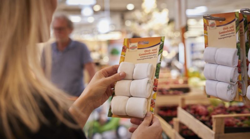 Globus arbeitet kontinuierlich an der Reduzierung von Plastikverpackungen. In der Obst- und Gemüseabteilung können Kunden auf Mehrwegbeutel aus Polyester zurückgreifen. (Bildnachweis: © Globus SB-Warenhaus)
