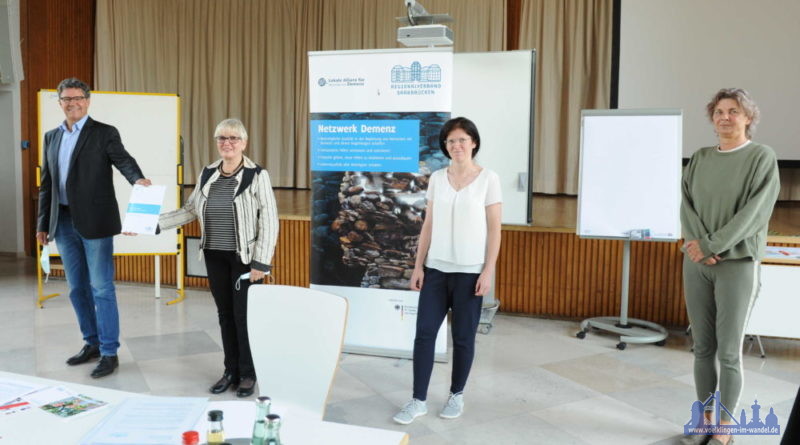 (v.l.) Regionalverbandsdirektor Peter Gillo und die Leiterin der Koordinierungsstelle Netzwerk Demenz im Regionalverband Saarbrücken, Martina Stapelfeldt-Fogel, heißen den neuen Netzwerkpartner herzlich willkommen: Angelique Weber und Martina Grünhagen von Brain Activity, Foto: Stephan Hett/Regionalverband Saarbrücken