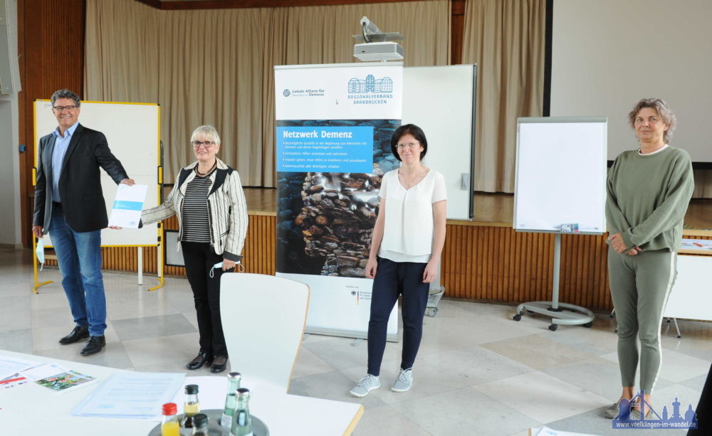 (v.l.) Regionalverbandsdirektor Peter Gillo und die Leiterin der Koordinierungsstelle Netzwerk Demenz im Regionalverband Saarbrücken, Martina Stapelfeldt-Fogel, heißen den neuen Netzwerkpartner herzlich willkommen: Angelique Weber und Martina Grünhagen von Brain Activity, Foto: Stephan Hett/Regionalverband Saarbrücken