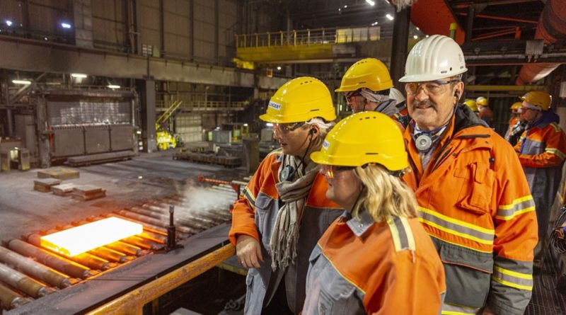 „Personalvorstand Peter Schweda erläutert Bundesumweltministerin Svenja Schulze und Wirtschaftsministerin Anke Rehlinger die Produktion von Blechen für Offshore-Windkraftanlagen im Walzwerk Dillingen.“ Foto: Uwe Braun/Dillinger