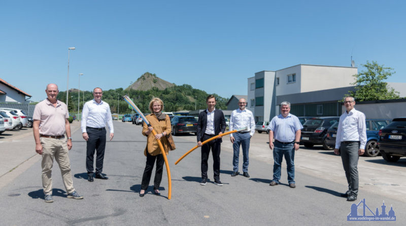 Im Gewerbegebiet Vorderster Berg in Völklingen (v.l.n.r.): Detlef Bursch, Geschäftsführer TSG Baut, Timo Bauer, Account Manager VSE NET, Christiane Blatt, Oberbürgermeisterin der Stadt Völklingen, Sascha Morschett, Geschäftsführer SM Holding GmbH, Ingbert Seufert Geschäftsführer VSE NET, Wolfgang Mark, Technischer Leiter Sport Schreiner GmbH, und Christof Theis, Wirtschaftsförderung Stadt Völklingen. (Foto: Dirk Guldner)
