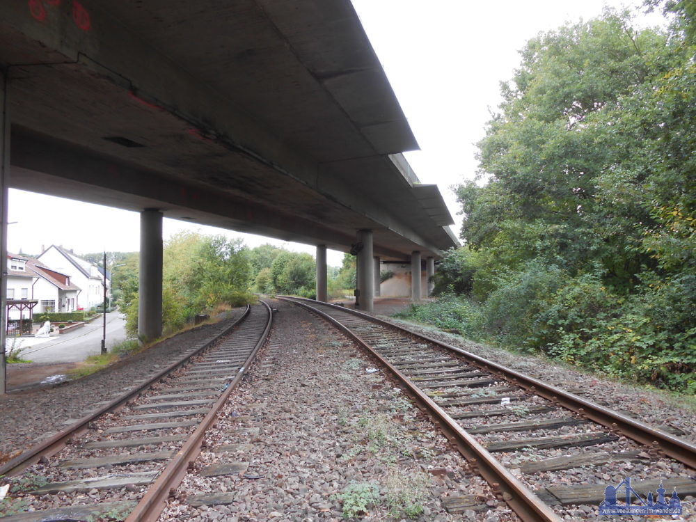 Bei Wadgassen kreut die Bisttalbahn die A620 (Foto: Hell/Archiv)