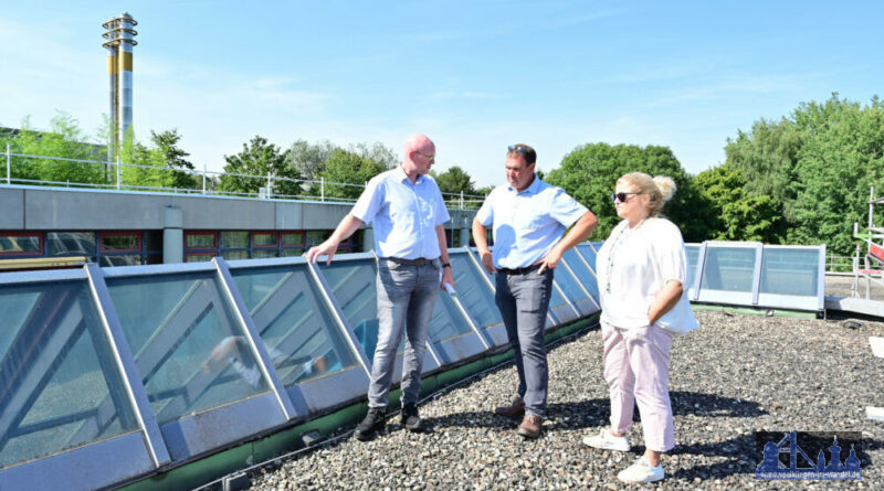 Das rund 1.300 Quadratmeter umfassende Flachdach sowie das etwa 40 Meter lange Glasdach am KBBZ Halberg wird seit Sommer saniert. Hier ein Foto vom Start der Maßnahme mit (v.l.) Bauamtsleiter Klaus Peter Koch, Erster Regionalverbandsbeigeordneter Jörg Schwindling und Karin John vom Bauamt des Regionalverbandes, Foto: Stephan Hett/Regionalverband