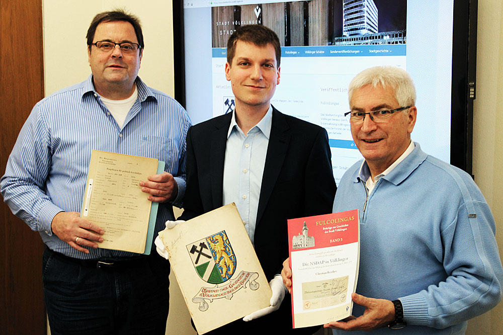 Der neue Archivar zwischen Oberbürgermeister Klaus Lorig und Fachdienstleiter Karl-Heinz Schäffner (l.) (Foto: Stadt)