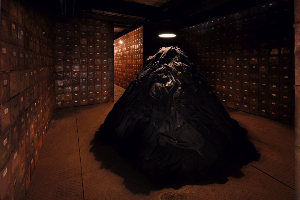 Christian Boltanski: Die Zwangsarbeiter - Erinnerungsort in der Völklinger Hütte Sinteranlage, 2018 Mixed-Media, metallene Archivkästen, Kleider, Licht, Sound (die Namen der Zwangsarbeiter in der Völklinger Hütte geflüstert) Maße 3,3 x 6 x 18 Meter Copyright Foto: Weltkulturerbe Völklinger Hütte/Hans-Georg Merkel 