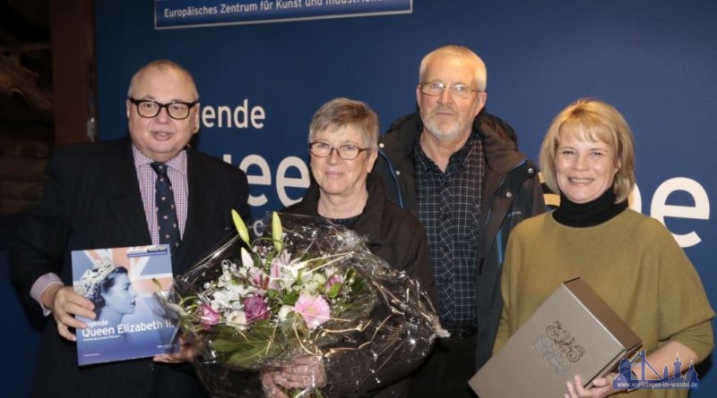 Die einhunderttausendste Besucherin der Ausstellung "Legende Queen Elizabeth II. Sammlung Luciano Pelizzari", Frau Ilona Wiechers, 69 Jahre, aus Wörrstadt, nahe Alzey, wurde von der Oberbürgermeisterin der Stadt Völklingen, Christiane Blatt, und dem Generaldirektor des Weltkulturerbes Völklinger Hütte, Prof. Dr. Meinrad Maria Grewenig, begrüßt. Copyright: Weltkulturerbe Völklinger Hütte/Karl Heinrich Veith