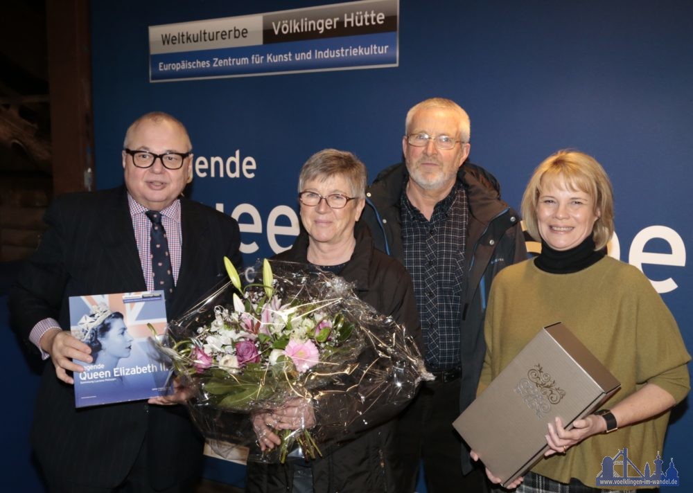 Die einhunderttausendste Besucherin der Ausstellung "Legende Queen Elizabeth II. Sammlung Luciano Pelizzari", Frau Ilona Wiechers, 69 Jahre, aus Wörrstadt, nahe Alzey, wurde von der Oberbürgermeisterin der Stadt Völklingen, Christiane Blatt, und dem Generaldirektor des Weltkulturerbes Völklinger Hütte, Prof. Dr. Meinrad Maria Grewenig, begrüßt. Copyright: Weltkulturerbe Völklinger Hütte/Karl Heinrich Veith