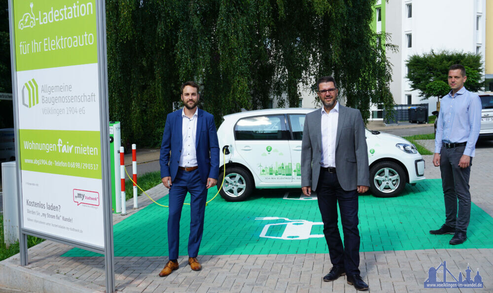 Foto v. l. n. r.: Julian Wollscheidt, Geschäftsführer der Stadtwerke Völklingen Holding GmbH, Markus Arend, Geschäftsführender Vorstand der ABG 1904 und Sascha Bös Projektleiter E-Mobilität der Stadtwerke Völklingen