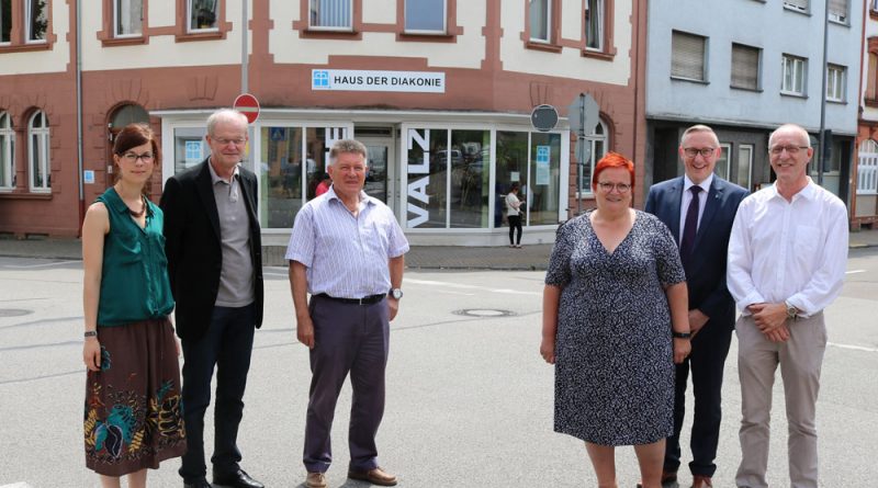 Hoher Besuch zur Eröffnung: Staatssekretärin Elke Ferner (3.v.re) mit (v.li) Raphaela Leue, Bürgermeister Wolfgang Bintz, Manfred Maurer, Beigeordneter im Regionalverband, Oliver Kremp und Wolfgang Schönberger. Foto: DWSAAR/ Paulus