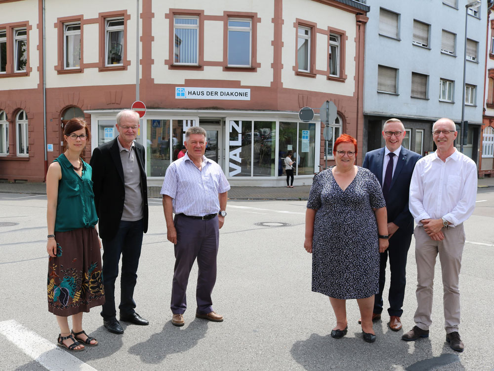 Hoher Besuch zur Eröffnung: Staatssekretärin Elke Ferner (3.v.re) mit (v.li) Raphaela Leue, Bürgermeister Wolfgang Bintz, Manfred Maurer, Beigeordneter im Regionalverband, Oliver Kremp und Wolfgang Schönberger. Foto: DWSAAR/ Paulus