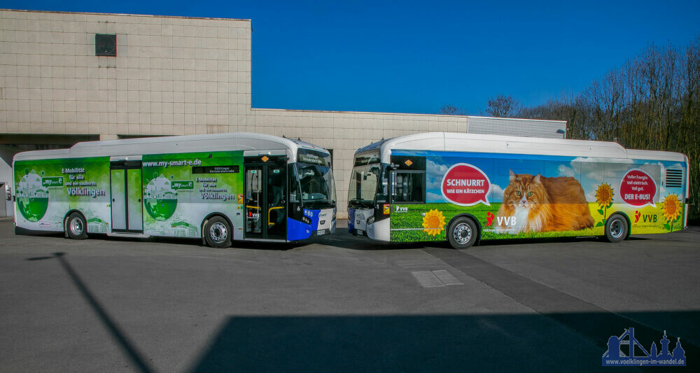 Die Busse setzen ein Zeichen für den Umweltschutz, das auch viele andere Verkehrsteilnehmer dazu animieren soll, auf E oder auf Ö – wie öffentlicher Busverkehr – umzusteigen. Einer der Busse ist in kräftigem Grün gehalten, das den Klimaschutz symbolisiert, der zweite E-Bus von einem tierischen Testimonial im XXL-Format geziert: Weil die neuen E-Busse so leise unterwegs sind wie ein schnurrendes Kätzchen, ist auf der Seite eine Katze im XXL-Format abgedruckt.