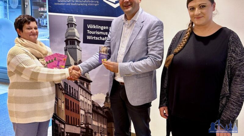 Gewinnerin Sylvia Kräwer mit GWIS-Geschäftsführer Lars Hüsslein und Projektleiterin Doreen Fischer Fotonachweis: GWIS / Christoph Eugen