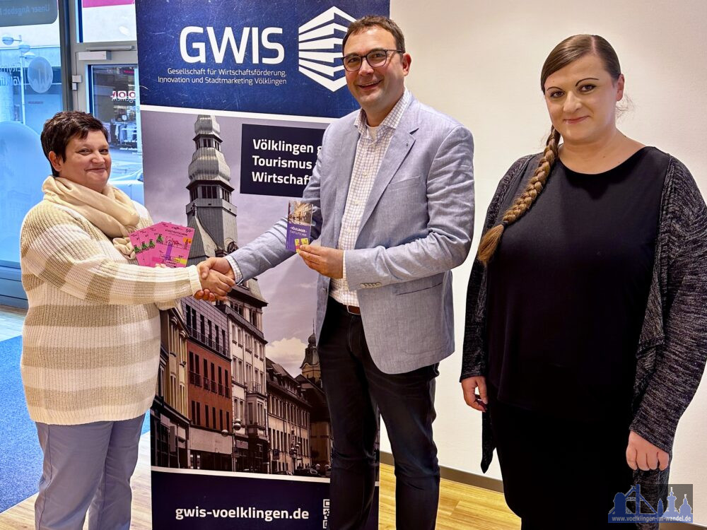 Gewinnerin Sylvia Kräwer mit GWIS-Geschäftsführer Lars Hüsslein und Projektleiterin Doreen FischerFotonachweis: GWIS / Christoph Eugen