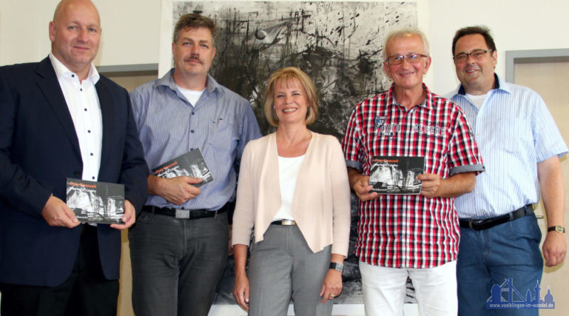 Bürgermeister Christof Sellen, Hendrik Kersten, Oberbürgermeisterin Christiane Blatt, Werner Weber, VHS-Direktor Karl-Heinz Schäffner vor einem Gemälde in Mischtechnik o. T. aus dem Jahr 1994(v.l.) Foto: VHS