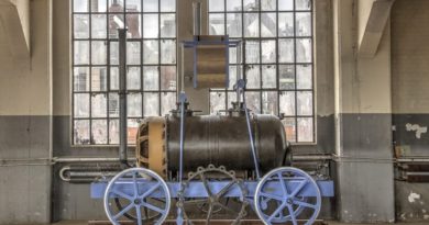 Was ist ein Schatz? Das Weltkulturerbe Völklinger Hütte zeigt die Ausstellung „Mon Trésor. Europas Schatz im Saarland“ Der Geislauterner Dampfwagen, 1819 (Nachbau 2014) Holz mit Farbfassung, Höhe 350 cm DB Museum, Nürnberg (Dauerleihgabe Völklinger Mythenjäger) Copyright Foto: © Völklinger Mythenjäger (Das Foto zeigt das Modell des Geislauterner Dampfwagens im Wasserhochbehälter der Völklinger Hütte) Die erste Lokomotive in Deutschland, der "Adler" fuhr bekanntlich zwischen Nürnberg und Fürth. Um ein Haar aber wäre der Geislauterner Dampfwagen die erste Eisenbahn in Deutschland geworden. Er zählt zu den halben Dutzend weniger erfolgreichen Eisenbahnprojekten vor Nürnberg-Fürth in Deutschland. Gedacht war er für den Kohlentransport im Saarrevier. 1819 kam die Lokomotive in Einzelteilen im Geislauterner Eisenwerk an. Der Zusammenbau gelang zwar und der Dampfwagen ist sogar gefahren. Für seine Bestimmung, Kohlen zu transportieren, war er aber ungeeignet. Allein sein schieres Gewicht, der Dampfkessel war aus Gusseisen, machte das unmöglich. Die "Völklinger Mythenjäger", eine Gruppe von Stadthistorikern, die den Geschichten um die Stadt Völklingen nachspüren, haben den Dampfwagen vor einigen Jahren im Wasserhochbehälter der Völklinger Hütte rekonstruiert. Initiator des Projekts war Hendrik Kersten, im Hauptberuf Projektleiter am Weltkulturerbe Völklinger Hütte und seit Jahren eine treibende Kraft der Mythenjäger. Von Völklingen kam das Modell in die Dauerausstellung des "DB Museum Nürnberg", dem ältesten Eisenbahnmuseum der Welt. Für einige Monate ist die Rekonstruktion des Dampfwagens wieder am Ort seiner Entstehung zu sehen, im Weltkulturerbe Völklinger Hütte in der Ausstellung "Mon Trésor – Europas Schatz im Saarland".