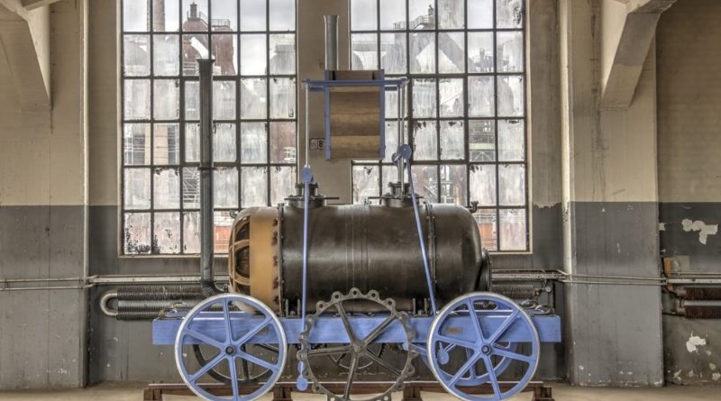 Der Geislauterner Dampfwagen, 1819 (Nachbau 2014) Holz mit Farbfassung, Höhe 350 cm DB Museum, Nürnberg (Dauerleihgabe Völklinger Mythenjäger) Copyright Foto: © Völklinger Mythenjäger (Das Foto zeigt das Modell des Geislauterner Dampfwagens im Wasserhochbehälter der Völklinger Hütte) Die erste Lokomotive in Deutschland, der "Adler" fuhr bekanntlich zwischen Nürnberg und Fürth. Um ein Haar aber wäre der Geislauterner Dampfwagen die erste Eisenbahn in Deutschland geworden. Er zählt zu den halben Dutzend weniger erfolgreichen Eisenbahnprojekten vor Nürnberg-Fürth in Deutschland. Gedacht war er für den Kohlentransport im Saarrevier. 1819 kam die Lokomotive in Einzelteilen im Geislauterner Eisenwerk an. Der Zusammenbau gelang zwar und der Dampfwagen ist sogar gefahren. Für seine Bestimmung, Kohlen zu transportieren, war er aber ungeeignet. Allein sein schieres Gewicht, der Dampfkessel war aus Gusseisen, machte das unmöglich. Die "Völklinger Mythenjäger", eine Gruppe von Stadthistorikern, die den Geschichten um die Stadt Völklingen nachspüren, haben den Dampfwagen vor einigen Jahren im Wasserhochbehälter der Völklinger Hütte rekonstruiert. Initiator des Projekts war Hendrik Kersten, im Hauptberuf Projektleiter am Weltkulturerbe Völklinger Hütte und seit Jahren eine treibende Kraft der Mythenjäger. Von Völklingen kam das Modell in die Dauerausstellung des "DB Museum Nürnberg", dem ältesten Eisenbahnmuseum der Welt. Für einige Monate ist die Rekonstruktion des Dampfwagens wieder am Ort seiner Entstehung zu sehen, im Weltkulturerbe Völklinger Hütte in der Ausstellung "Mon Trésor – Europas Schatz im Saarland".