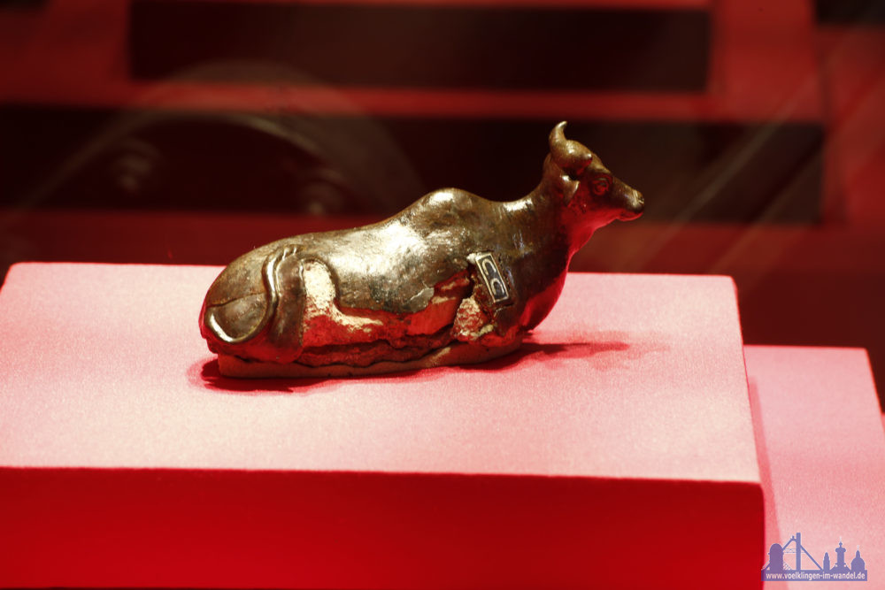 Gewicht in Form eines liegenden Buckelrindes Bronze mit Gold tauschiert 18. Dynastie Roemer- und Pelizaeus-Museum Hildesheim Copyright Foto: Weltkulturerbe Völklinger Hütte/Karl Heinrich Veith