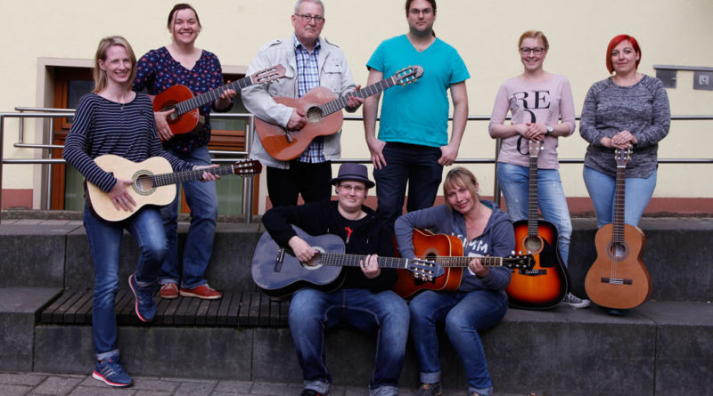 Bei der VHS gibt es auch Gitarrenkurse (Foto: Stadt)