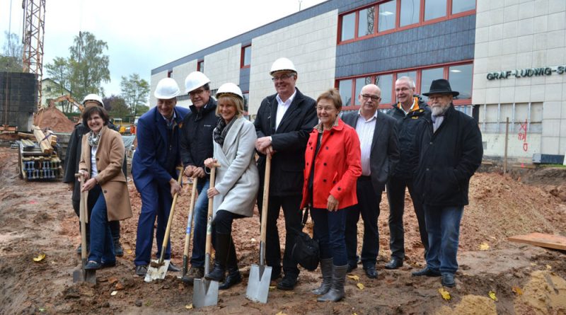 BU: Die Spaten führten beim offiziellen Spatenstich v.l.n.r. Schulleiterin Rita Müller, Architekt Jan Schroll, Regionalverbandsdirektor Peter Gillo, Ortsvorsteherin Christiane Blatt und der Bürgermeister von Großrosseln, Jörg Dreistadt. Foto: Regionalverband / Lars Weber