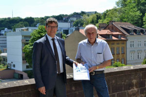 v.l.n.r. Regionalverbandsdirektor Peter Gillo und der Vorsitzende des Gutachterausschusses, Franz-Rudolf Krumeich, stellen den ersten Grundstücksmarktbericht für den Regionalverband Saarbrücken vor. Foto: Lars Weber