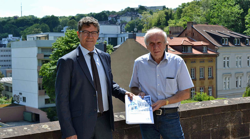 v.l.n.r. Regionalverbandsdirektor Peter Gillo und der Vorsitzende des Gutachterausschusses, Franz-Rudolf Krumeich, stellen den ersten Grundstücksmarktbericht für den Regionalverband Saarbrücken vor. Foto: Lars Weber