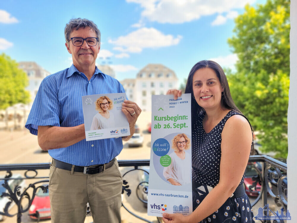 Regionalverbandsdirektor Peter Gillo und vhs-Direktorin Dr. Carolin Lehberger präsentieren das neue vhs-Programm auf dem Balkon des Alten Rathauses, Foto: Denny Sturm/Regionalverband Saarbrücken