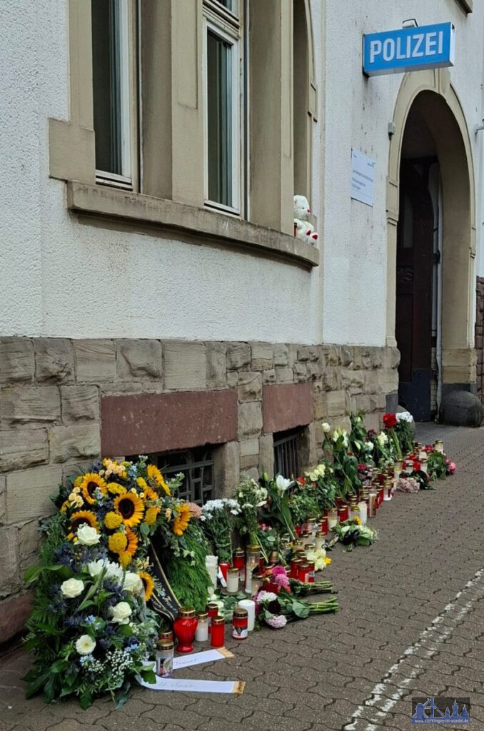 Vor der Polizeiinspektion in Völklingen haben Trauernde Blumen und Kerzen niedergelegt. 