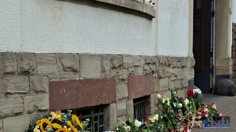 Vor der Polizeiinspektion in Völklingen haben Trauernde Blumen und Kerzen niedergelegt.