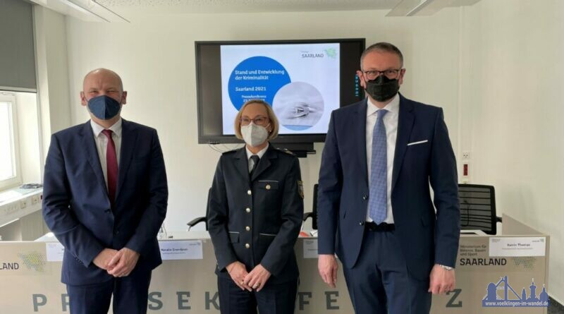 Bildquelle: MIBS. Personen (v.l.n.r.): ständiger Vertreter der Direktion LPP 2 Kriminalitätsbekämpfung/LKA, Kriminaldirektor Michael Klein; Landespolizeivizepräsidentin Natalie Grandjean; Innenstaatssekretär Christian Seel.