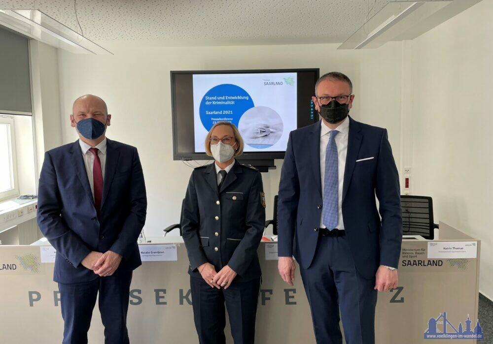 Bildquelle: MIBS. Personen (v.l.n.r.): ständiger Vertreter der Direktion LPP 2 Kriminalitätsbekämpfung/LKA, Kriminaldirektor Michael Klein; Landespolizeivizepräsidentin Natalie Grandjean; Innenstaatssekretär Christian Seel.