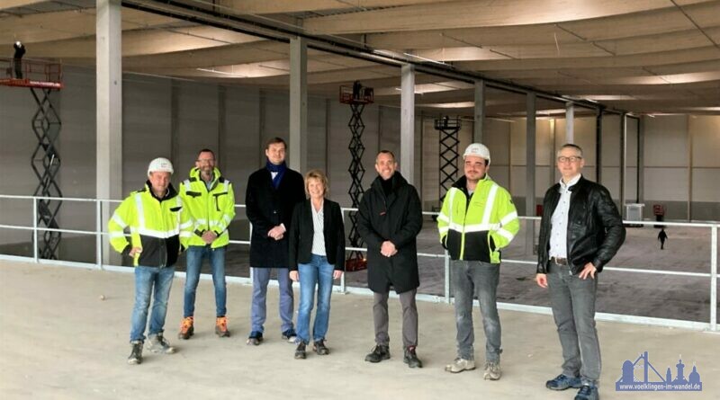 Björn Brilka (Dietz AG, 3. von links) und Markus Engelmann (Hellmann, 3. von rechts) zeigen Völklingens Oberbürgermeisterin Christiane Blatt und dem städtischen Wirtschaftsförderer Christof Theis (rechts) das neue Logistikzentrum. (Bild: Stadt Völklingen, S. Feß)