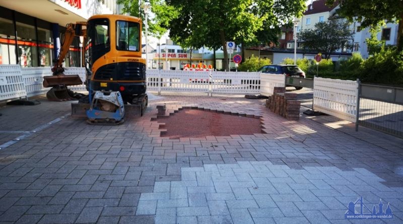 Plötzlich sind neue Steine da! Nur 14 Tage blieb der neuere Flicken aus Asphalt liegen! Geldverschwendung? (Foto: Hell)