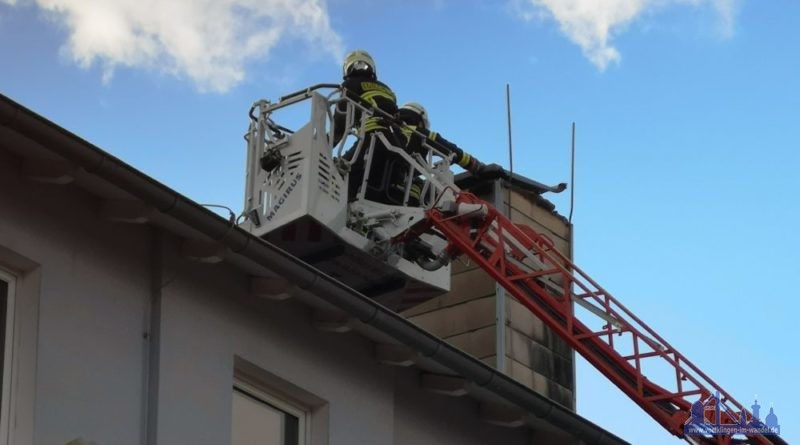 In der Gatterstraße lösten sich Teile am Dach der Turnhalle - Autos wurden von fliegenden Teilen beschädigt. (Foto: Hell)