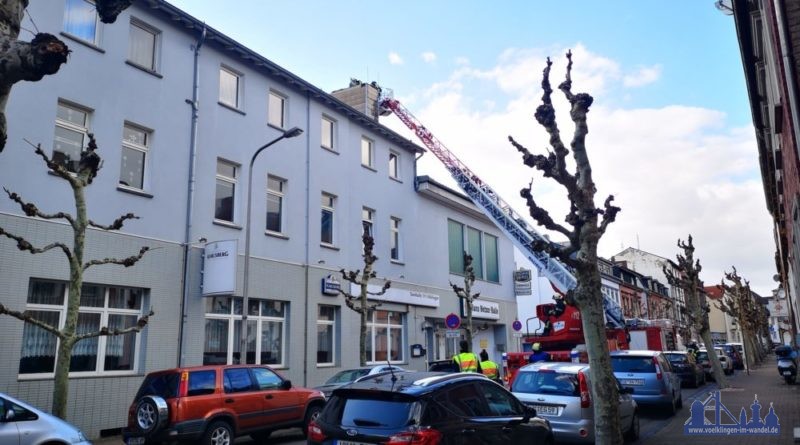 In der Gatterstraße lösten sich Teile am Dach der Turnhalle - Autos wurden von fliegenden Teilen beschädigt. (Foto: Hell)
