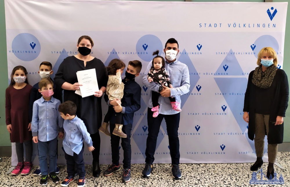 Oberbürgermeisterin Blatt mit Familie Syed bei der Übergabe der Urkunde über die Ehrenpatenschaft des Bundespräsidenten für Ghazala Syed. Bildquelle: Stadt Völklingen / Anne Bartelt
