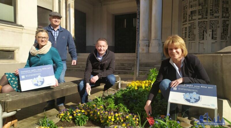 Oberbürgermeisterin Christiane Blatt mit Andreas Sauder und Leslie Horak-Mathieu von der Landesfachstelle Demenz sowie Tobias Noll (stehend, Fachdienstleiter Öffentliches Grün und Friedhöfe bei der Stadt Völklingen) Foto: Stadt Völklingen / Anne Bartelt