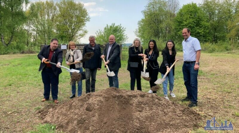 Auf dem Schweizerberg entsteht ein neues Denkmal im Zeichen der deutsch-französischen Freundschaft. Von links: Ortsvorsteher Andreas Willems, Oberbürgermeisterin Christiane Blatt, Jörg Dreistadt (Vorsitzender LAG Warndt-Saargau), Bürgermeister Christof Sellen und die ehemaligen Schülerinnen Zoe Duchêne, Laura Bier und Gamze Bulut mit Lehrer Stephan Grimm. (Foto: Stadt Völklingen, S. Feß)