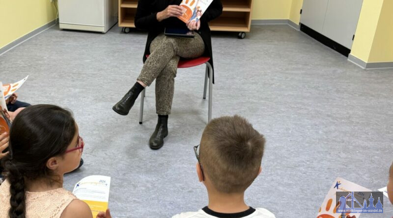 Oberbürgermeisterin Christiane Blatt stellt den zukünftigen Schulkindern der städtischen KiTa Kunterbunt das Kinderferienprogramm 2024 vor. (Foto: Stadt Völklingen)