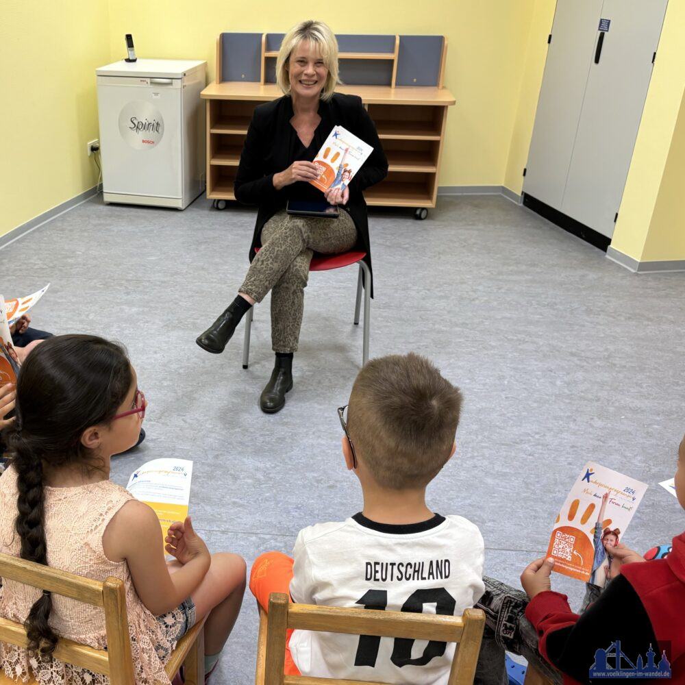 Oberbürgermeisterin Christiane Blatt stellt den zukünftigen Schulkindern der städtischen KiTa Kunterbunt das Kinderferienprogramm 2024 vor. (Foto: Stadt Völklingen)