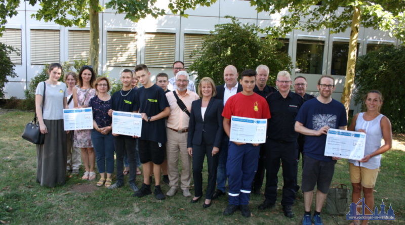 Verwaltungsspitze übergibt Spenden für Kinder- und Jugendprojekte (Foto: PM Stadt VKL)