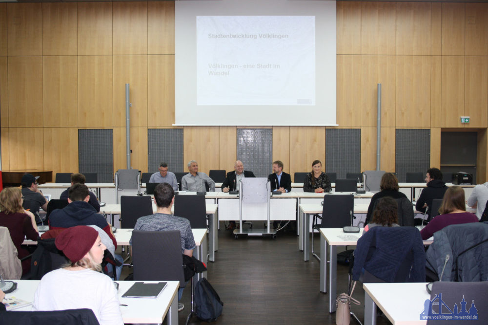 StudentInnen des Projekts im Neuen Rathaus Foto: U. Grieger