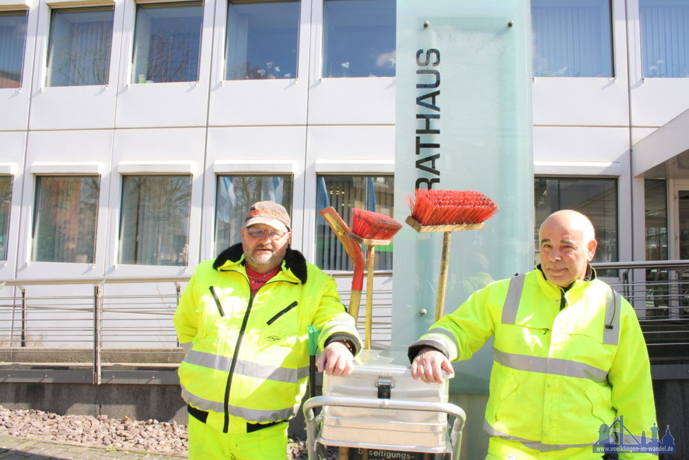 Gehören zu dem Team, das in der Innenstadt für Sauberkeit sorgt: Vito Puglisi und Berthold Jacobs(von rechts) ; Foto: Uwe Grieger