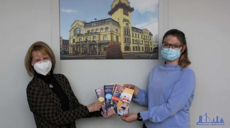Oberbürgermeisterin Christiane Blatt und VHS-Direktorin Jenny Ungericht präsentieren die neuen VHS-Programme (Foto:Stadt Völklingen, S.Feß)