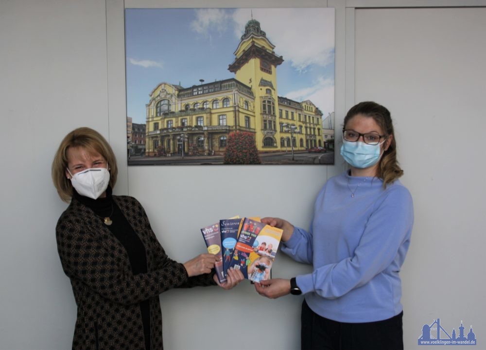 Oberbürgermeisterin Christiane Blatt und VHS-Direktorin Jenny Ungericht präsentieren die neuen VHS-Programme (Foto:Stadt Völklingen, S.Feß)
