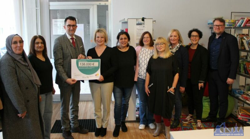 Treffen unter anderem mit vier der zwölf Stadtteilmütter im Völklinger Stadtteiltreff: Maasouma Hussien, Azimeh Yousef, Innenminister Reinhold Jost, Oberbürgermeisterin Christiane Blatt, Hana Barkou, Stadtteilmanagerin Michaela Kawohl, Olga Schwarz, Frauenbeauftragte Nicole Appel, die Völklinger Landtagsabgeordnete Stephanie Meiser und Staatssekretär Torsten Lang. (Stadt VK)