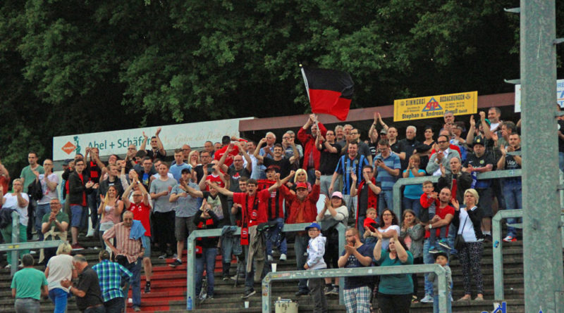 Nach dem Relegationsspiel SV Röchling Völklingen gegen den FSV Bissingen feiern die Fans ihr Team (Foto: Hell)