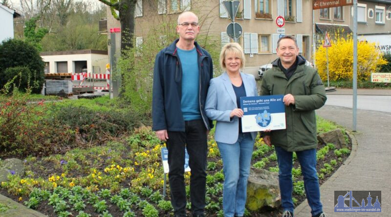 V.l.n.r.: Harald Steinberger (Öffentliches Grün und Friedhöfe, Stadt Völklingen), Oberbürgermeisterin Christiane Blatt und Andreas Sauder, Leiter der Landesfachstelle Demenz, vor dem Blumenbeet am Dorfkreuz in Geislautern. (Bild: Stadt VK)